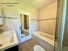 Maison de plain-pied, 4 chambres, double garage et jardin