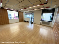 LANGON CENTRE VILLE - Immeuble en pierres comprenant 2 appartements et 1 local commercial 