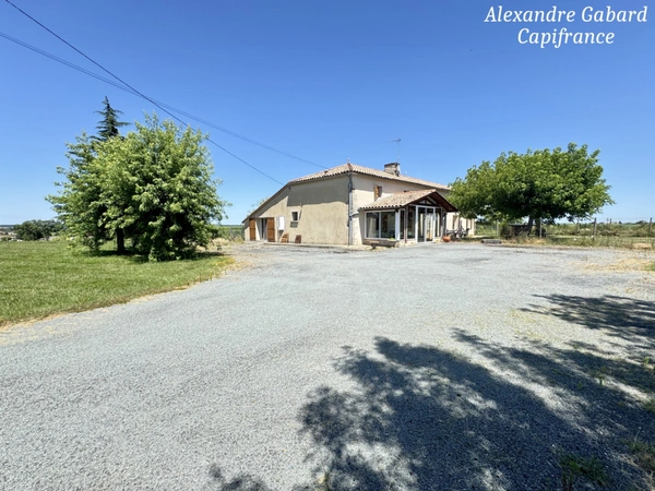 Corps de ferme rénové avec grange attenante - 4 chambres - Terrain de plus d'un hectare
