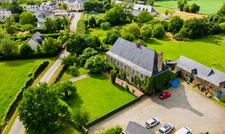 À VENDRE MAYENNE – Manoir d’exception du XIIIe siècle sur 3 hectares – Gîte ou demeure familiale de charme