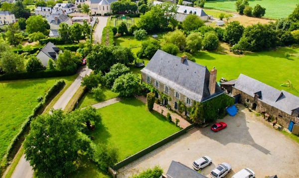À VENDRE MAYENNE – Manoir d’exception du XIIIe siècle sur 3 hectares – Gîte ou demeure familiale de charme