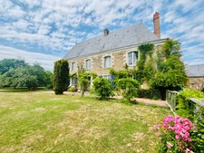 À VENDRE MAYENNE – Manoir d’exception du XIIIe siècle sur 3 hectares – Gîte ou demeure familiale de charme