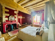 À VENDRE MAYENNE – Manoir d’exception du XIIIe siècle sur 3 hectares – Gîte ou demeure familiale de charme