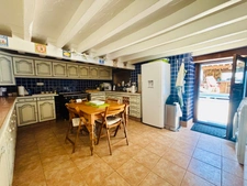 À VENDRE MAYENNE – Manoir d’exception du XIIIe siècle sur 3 hectares – Gîte ou demeure familiale de charme