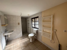 À VENDRE – Longère 110 m² habitables avec nombreuses dépendances et terrain de 900 m²