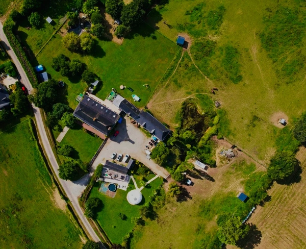 À VENDRE MAYENNE – Manoir d’exception du XIIIe siècle sur 3 hectares – Gîte ou demeure familiale de charme