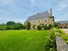 À VENDRE MAYENNE – Manoir d’exception du XIIIe siècle sur 3 hectares – Gîte ou demeure familiale de charme