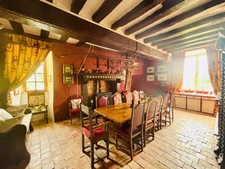 À VENDRE MAYENNE – Manoir d’exception du XIIIe siècle sur 3 hectares – Gîte ou demeure familiale de charme
