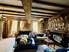 À VENDRE MAYENNE – Manoir d’exception du XIIIe siècle sur 3 hectares – Gîte ou demeure familiale de charme
