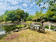 À VENDRE MAYENNE – Manoir d’exception du XIIIe siècle sur 3 hectares – Gîte ou demeure familiale de charme