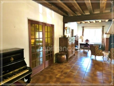 Character property complex with strong potential – 305 m² house + rental income