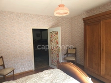 Character property complex with strong potential – 305 m² house + rental income