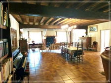 Character property complex with strong potential – 305 m² house + rental income