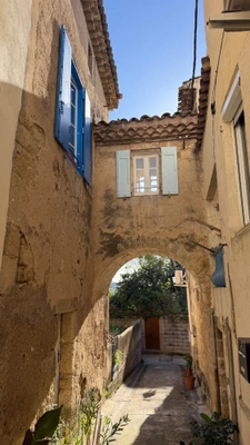 Campagnan – Maison de village de caractère avec jardins, cour et terrasse panoramique