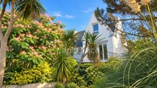  House with sea view, jacuzzi and magnificent garden in Moulin Blanc