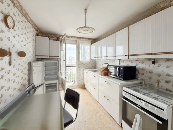 BREST- Appartement T4 lumineux de 74 m² avec loggias et parking au 8 ème étage avec vue mer 
