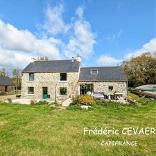 Dpt Finistère (29), à vendre HANVEC propriété avec Maison principale de 150 m², piscine et deux grandes dépendances 