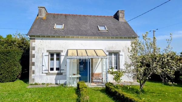 ROSNOEN (29) - Maison 80 m² à rénover - 2 chambres - Terrain 335 m²