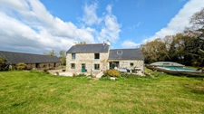 Dpt Finistère (29), à vendre HANVEC propriété avec Maison principale de 150 m², piscine et deux grandes dépendances 