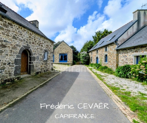 Grands Gîtes avec Maison d'Habitation  - ROSNOEN (29)