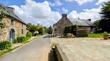 Grands Gîtes avec Maison d'Habitation  - ROSNOEN (29)