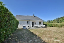 Maison de plain-pied avec jardin à BÉCON-LES-GRANITS - 77 m² habitables - 4 pièces