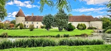 Proche de DOLE (39) Château fort Médiéval Rénové avec Parc, Etang, Piscine et Dépendances - Franche-Comté