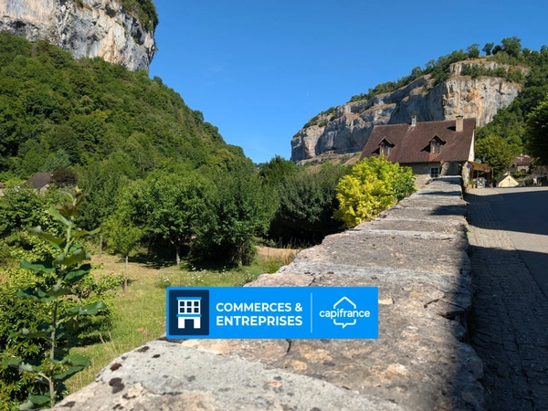 Fonds de commerce et murs à vendre - Demeure XVIᵉ avec restaurant, chambres d’hôtes et logement privatif – Site Patrimonial Remarquable (39)