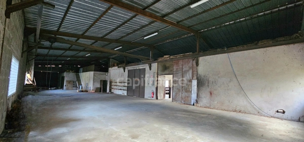 Bâtiment professionnel 1 300 m² + 7 garages – 5 min LONS LE SAUNIER (39000)