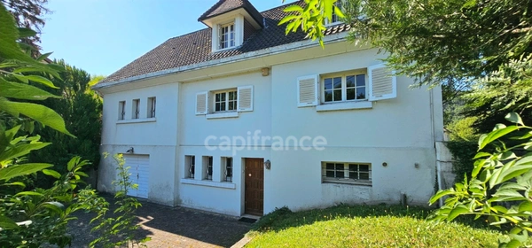 Maison d’Architecte avec grand jardin et sous sol complet- Mesnay / Arbois (39600)