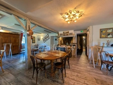 Fonds de commerce et murs à vendre - Demeure XVIᵉ avec restaurant, chambres d’hôtes et logement privatif – Site Patrimonial Remarquable (39)