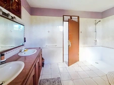 Villa and its T2 apartment with swimming pool and landscaped garden for sale in SAINT-FRANCOIS (971)