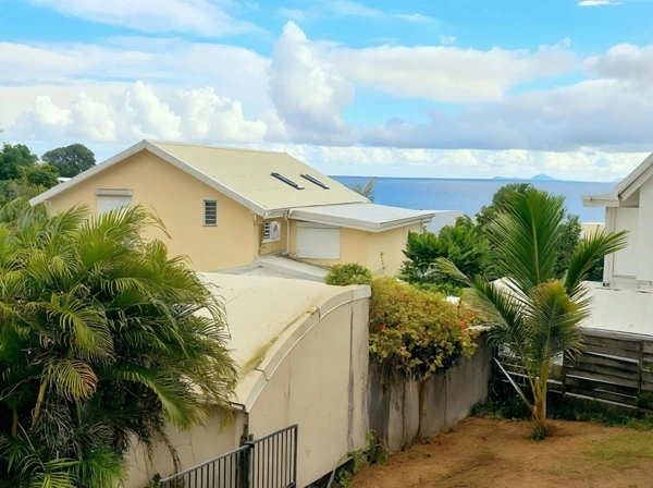 Villa double, Un T4 et Un T3 à vendre LE GOSIER (971), T4 vue mer, 2 entrées distinctes 