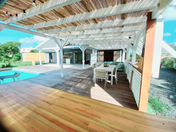 Villa récente, plain pied T4, rare, grand terrain, piscine à vendre LE GOSIER (971)