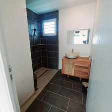 Maison neuve, 3 pièces plain pied, meublée à vendre à SAINTE ANNE (971), GUADELOUPE, piscine et clôturée