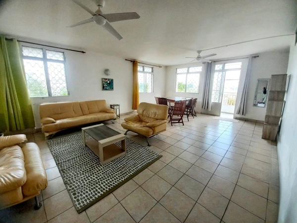 Villa double, Un T4 et Un T3 à vendre LE GOSIER (971), T4 vue mer, 2 entrées distinctes 