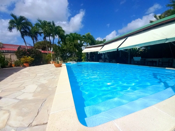 Villa F4 et dépendances, piscine, à vendre la jaille BAIE MAHAULT (971) 