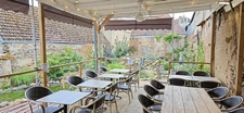 À VENDRE – MURS COMMERCIAUX D’UN RESTAURANT AVEC TERRASSES ET JARDIN – BOURGOGNE DU SUD