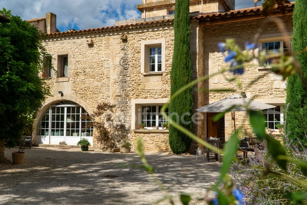 Propriété en pierre de 15 pièces avec piscine sur 4.5 hectares  (30)