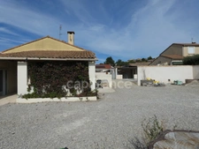 Maison de 93 m² climatisée avec piscine et dépendance de 50 m² sur la commune de SAINT GILLES (30).