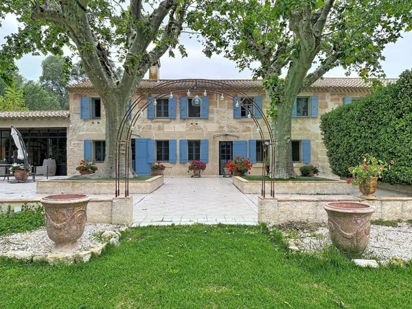 Mas de Charme en Camargue – 3 Habitations, Dépendances et Piscine