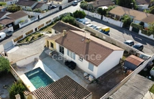 Maison de 93 m² climatisée avec piscine et dépendance de 50 m² sur la commune de SAINT GILLES (30).