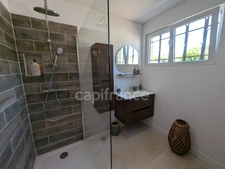 Maison de 93 m² climatisée avec piscine et dépendance de 50 m² sur la commune de SAINT GILLES (30).