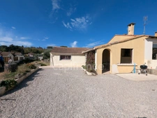 Maison de 93 m² climatisée avec piscine et dépendance de 50 m² sur la commune de SAINT GILLES (30).