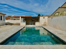Maison de 93 m² climatisée avec piscine et dépendance de 50 m² sur la commune de SAINT GILLES (30).
