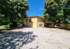 Maison de plain-pied de 156m² avec 6 pièces + une dépendance - Terrain arboré de 1400m² avec Piscine - (34160)