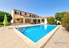 Villa individuelle de 222m² avec 8 pièces + une véranda sur un terrain arboré d’environ 830m² - Piscine