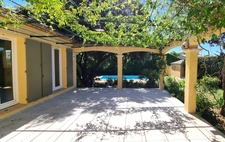Maison de plain-pied de 156m² avec 6 pièces + une dépendance - Terrain arboré de 1400m² avec Piscine - (34160)