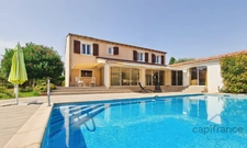 Villa individuelle de 222m² avec 8 pièces + une véranda sur un terrain arboré d’environ 830m² - Piscine