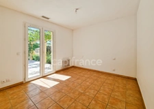 Maison de plain-pied de 156m² avec 6 pièces + une dépendance - Terrain arboré de 1400m² avec Piscine - (34160)